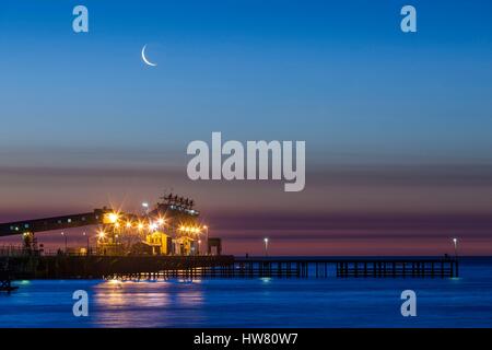 Australien, South Australia, Yorke Peninsula, Wallaroo, Hafen-Anlegestelle und Getreidespeicher, Dämmerung Stockfoto