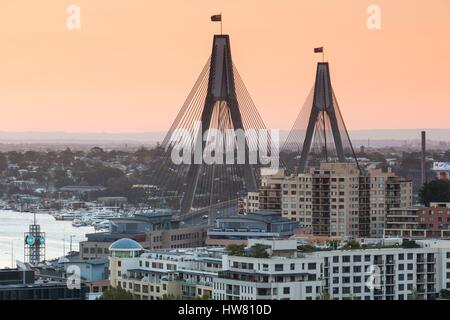 Australien, New South Wales, Sydney, Anzac Bridge, erhöhte Ansicht, Sonnenuntergang Stockfoto