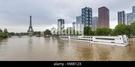 Frankreich, Paris, Weltkulturerbe der UNESCO, die Flut der Seine von 3. Juni 2016 mit einer Höhe von 5,80 m vom Gebäude des Vorderen von Seine Quai de Grenelle Stockfoto