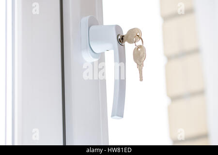 Sichere Fenster-Handle mit Schlüssel in Nahaufnahme Stockfoto