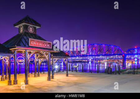 Jeffersonville, IN, USA - 3. März 2017: The Jeffersonville übersehen hat einen Blick auf den Ohio River, Big Four Fußgängerbrücke und die Louisville skylin Stockfoto