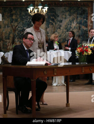 Baden Baden, Deutschland. 17. März 2017. Vereinigte Staaten Minister fuer dem Fiskus Steven Mnuchin schließt das Gästebuch während der G20-Finanzminister und Zentralbankpräsidenten Meeting in Baden-Baden, Süddeutschland, 17. März 2017. Bildnachweis: Luo Huanhuan/Xinhua/Alamy Live-Nachrichten Stockfoto