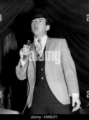 3. März 1960 - American Star in London zu singen. Bobby Darin die amerikanische Sängerin, die eine Erfolg der "Mack the Knife Aufzeichnung '' ist in diesem Land für eine Tour und TV-Auftritte. Foto zeigt Bobby Darin am Klavier, bei den Proben für seine Show bei Gaumont, Lweisham - heute Nachmittag. (Kredit-Bild: © Keystone Presseagentur/Keystone USA über ZUMAPRESS.com) Stockfoto