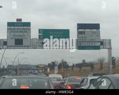 Paris. 18. März 2017. Foto aufgenommen am 18. März 2017 zeigt der Autobahnauffahrt zum Flughafen Orly in Paris, Frankreich. Ein Mann wurde tot nach versuchen, die Waffe von einem Soldaten am Flughafen Orly Samstagmorgen nutzen und kein Opfer wird berichtet, bestätigt das französische Innenministerium. Bildnachweis: Han Bing/Xinhua/Alamy Live-Nachrichten Stockfoto