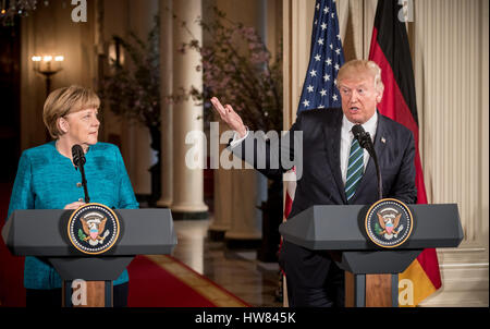 Washington, USA. 17. März 2017. Bundeskanzlerin Angela Merkel (L) steht neben US-Präsident Donald Trump während einer Pressekonferenz in Washington, USA, 17. März 2017. Merkel und Trump trafen sich zum ersten Mal im Weißen Haus. Foto: Michael Kappeler/Dpa/Alamy Live News Stockfoto