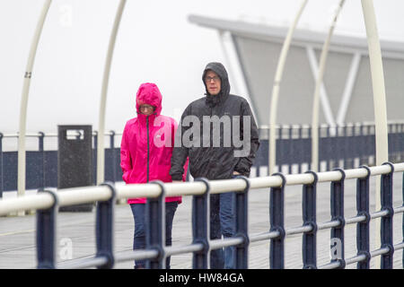 Großbritannien Wetter, Southport, Merseyside. 18. März 2017. Sturm-Stella lets go und sintflutartige Regenfälle Regengüsse auf Shopper walking Runde Southport Stadtzentrum in Merseyside freigibt. Mit dem Sturm fizzing Out über den Atlantik sind schwere Regen und starkem Wind über das ganze Wochenende erwartet. Bildnachweis: Cernan Elias/Alamy Live-Nachrichten Stockfoto