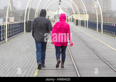 Großbritannien Wetter, Southport, Merseyside. 18. März 2017. Sturm-Stella lets go und sintflutartige Regenfälle Regengüsse auf Shopper walking Runde Southport Stadtzentrum in Merseyside freigibt. Mit dem Sturm fizzing Out über den Atlantik sind schwere Regen und starkem Wind über das ganze Wochenende erwartet. Bildnachweis: Cernan Elias/Alamy Live-Nachrichten Stockfoto