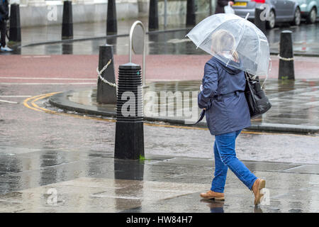 Großbritannien Wetter, Southport, Merseyside. 18. März 2017. Sturm-Stella lets go und sintflutartige Regenfälle Regengüsse auf Shopper walking Runde Southport Stadtzentrum in Merseyside freigibt. Mit dem Sturm fizzing Out über den Atlantik sind schwere Regen und starkem Wind über das ganze Wochenende erwartet. Bildnachweis: Cernan Elias/Alamy Live-Nachrichten Stockfoto