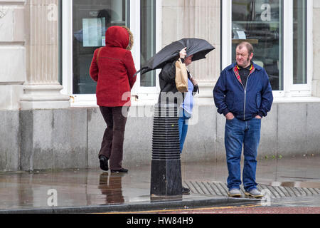 Großbritannien Wetter, Southport, Merseyside. 18. März 2017. Sturm-Stella lets go und sintflutartige Regenfälle Regengüsse auf Shopper walking Runde Southport Stadtzentrum in Merseyside freigibt. Mit dem Sturm fizzing Out über den Atlantik sind schwere Regen und starkem Wind über das ganze Wochenende erwartet. Bildnachweis: Cernan Elias/Alamy Live-Nachrichten Stockfoto