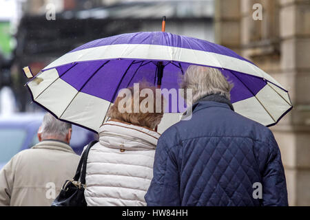 Großbritannien Wetter, Southport, Merseyside. 18. März 2017. Sturm-Stella lets go und sintflutartige Regenfälle Regengüsse auf Shopper walking Runde Southport Stadtzentrum in Merseyside freigibt. Mit dem Sturm fizzing Out über den Atlantik sind schwere Regen und starkem Wind über das ganze Wochenende erwartet. Bildnachweis: Cernan Elias/Alamy Live-Nachrichten Stockfoto