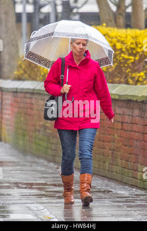 Großbritannien Wetter, Southport, Merseyside. 18. März 2017. Sturm-Stella lets go und sintflutartige Regenfälle Regengüsse auf Shopper walking Runde Southport Stadtzentrum in Merseyside freigibt. Mit dem Sturm fizzing Out über den Atlantik sind schwere Regen und starkem Wind über das ganze Wochenende erwartet. Bildnachweis: Cernan Elias/Alamy Live-Nachrichten Stockfoto