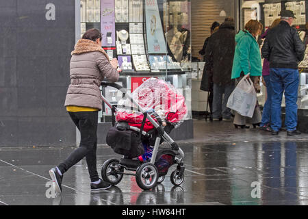 Großbritannien Wetter, Southport, Merseyside. 18. März 2017. Sturm-Stella lets go und sintflutartige Regenfälle Regengüsse auf Shopper walking Runde Southport Stadtzentrum in Merseyside freigibt. Mit dem Sturm fizzing Out über den Atlantik sind schwere Regen und starkem Wind über das ganze Wochenende erwartet. Bildnachweis: Cernan Elias/Alamy Live-Nachrichten Stockfoto