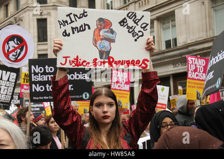 London, UK. 18. März 2017: Ein Demonstrant hält ein Plakat während der Stand bis zum Rassismus Demonstration am UN-Antirassismus-Tag in den Straßen von London auf 18. März 2017. Der Marsch begann am Portland Place (BBC) und endete am Parliament Square, wo eine Kundgebung geplant ist. Die UN-Anti-Rassismus-Tag ist ein globaler Aktionstag gegen Rassismus in all seinen Formen. © David Mbiyu/Alamy Live-Nachrichten Stockfoto