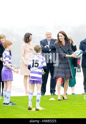 Paris, Frankreich. 18. März 2017. Prinzessin Kate, Herzogin von Cambridge am Trocadero, am 18. März 2017, gerecht zu werden, Schüler und Studenten aus dem British Council Somme Foto: Albert Nieboer/Niederlande OUT / Point de Vue - NO-Draht-SERVICE - Foto: Rpe/Albert Nieboer/RoyalPress/Dpa/Alamy Live News Stockfoto