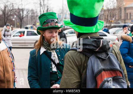 Moskau, Russland. Samstag, 18. März 2017. 25. Jubiläum St. Patrics Day Parade findet in Sokolniki Park von Moskau im Rahmen des irischen Woche 2017 Festival, März 15-26. Die Parade ist eine beliebte und fröhlich kulturelle Veranstaltung in Moskau. Die Russisch-orthodoxe Kirche (ROC) hat vor kurzem St. Patric erkannt und von nun an ROC feiert St. Patrics Tag offiziell. Unbekannte Männer in grünen Hüten und Elf Dekoration im Gespräch. © Alex Bilder/Alamy Live-Nachrichten Stockfoto