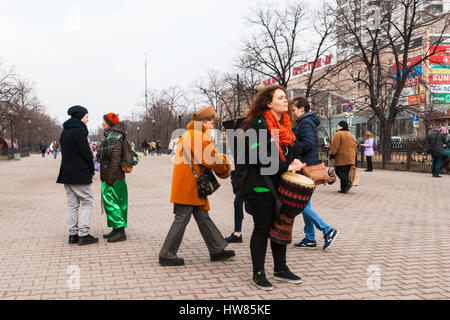 Moskau, Russland. Samstag, 18. März 2017. 25. Jubiläum St. Patrics Day Parade findet in Sokolniki Park von Moskau im Rahmen des irischen Woche 2017 Festival, März 15-26. Die Parade ist eine beliebte und fröhlich kulturelle Veranstaltung in Moskau. Die Russisch-orthodoxe Kirche (ROC) hat vor kurzem St. Patric erkannt und von nun an ROC feiert St. Patrics Tag offiziell. Unbekannte junge Frau Trommeln, die Öffentlichkeit zu jubeln. © Alex Bilder/Alamy Live-Nachrichten Stockfoto