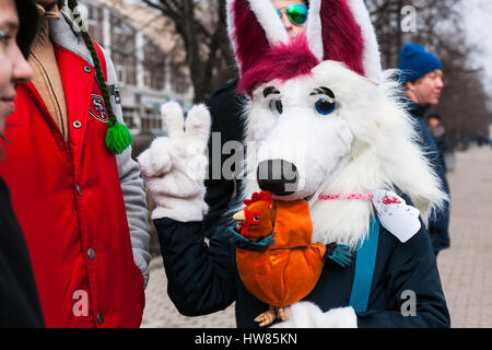 Moskau, Russland. Samstag, 18. März 2017. 25. Jubiläum St. Patrics Day Parade findet in Sokolniki Park von Moskau im Rahmen des irischen Woche 2017 Festival, März 15-26. Die Parade ist eine beliebte und fröhlich kulturelle Veranstaltung in Moskau. Die Russisch-orthodoxe Kirche (ROC) hat vor kurzem St. Patric erkannt und von nun an ROC feiert St. Patrics Tag offiziell. Nicht identifizierte, unerkennbar Person in der weißen Hundemaske macht Victory-Zeichen. © Alex Bilder/Alamy Live-Nachrichten Stockfoto