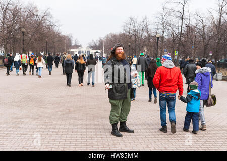 Moskau, Russland. Samstag, 18. März 2017. 25. Jubiläum St. Patrics Day Parade findet in Sokolniki Park von Moskau im Rahmen des irischen Woche 2017 Festival, März 15-26. Die Parade ist eine beliebte und fröhlich kulturelle Veranstaltung in Moskau. Die Russisch-orthodoxe Kirche (ROC) hat vor kurzem St. Patric erkannt und von nun an ROC feiert St. Patrics Tag offiziell. Unbekannter Mann vertreibt Festival Flugblätter, öffentlichen über Ereignisse zu informieren. © Alex Bilder/Alamy Live-Nachrichten Stockfoto