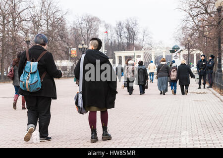 Moskau, Russland. Samstag, 18. März 2017. 25. Jubiläum St. Patrics Day Parade findet in Sokolniki Park von Moskau im Rahmen des irischen Woche 2017 Festival, März 15-26. Die Parade ist eine beliebte und fröhlich kulturelle Veranstaltung in Moskau. Die Russisch-orthodoxe Kirche (ROC) hat vor kurzem St. Patric erkannt und von nun an ROC feiert St. Patrics Tag offiziell. Junge Frauen der modernen Mode Fuß entlang der Straße zum Sokolniki-Park. © Alex Bilder/Alamy Live-Nachrichten Stockfoto