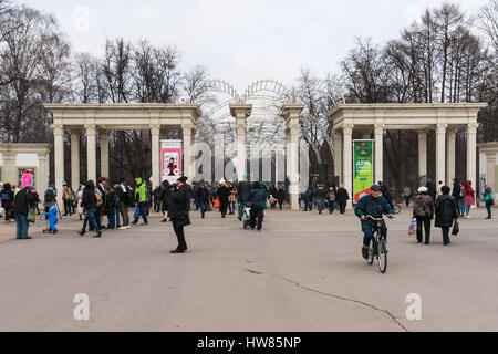 Moskau, Russland. Samstag, 18. März 2017. 25. Jubiläum St. Patrics Day Parade findet in Sokolniki Park von Moskau im Rahmen des irischen Woche 2017 Festival, März 15-26. Die Parade ist eine beliebte und fröhlich kulturelle Veranstaltung in Moskau. Die Russisch-orthodoxe Kirche (ROC) hat vor kurzem St. Patric erkannt und von nun an ROC feiert St. Patrics Tag offiziell. Nicht identifizierte Personen durch den Haupteingang Sokolniki Erholungs-und Vergnügungspark von Moskau. © Alex Bilder/Alamy Live-Nachrichten Stockfoto