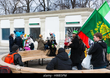 Moskau, Russland. Samstag, 18. März 2017. 25. Jubiläum St. Patrics Day Parade findet in Sokolniki Park von Moskau im Rahmen des irischen Woche 2017 Festival, März 15-26. Die Parade ist eine beliebte und fröhlich kulturelle Veranstaltung in Moskau. Die Russisch-orthodoxe Kirche (ROC) hat vor kurzem St. Patric erkannt und von nun an ROC feiert St. Patrics Tag offiziell. Nicht identifizierte Personen am Eingang zum Sokolniki Park, machen Sie sich bereit für die Parade. © Alex Bilder/Alamy Live-Nachrichten Stockfoto