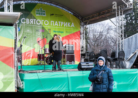 Moskau, Russland. Samstag, 18. März 2017. 25. Jubiläum St. Patrics Day Parade findet in Sokolniki Park von Moskau im Rahmen des irischen Woche 2017 Festival, März 15-26. Die Parade ist eine beliebte und fröhlich kulturelle Veranstaltung in Moskau. Die Russisch-orthodoxe Kirche (ROC) hat vor kurzem St. Patric erkannt und von nun an ROC feiert St. Patrics Tag offiziell. Nicht identifizierte Parade Meister auf der Hauptbühne des Ereignisses. © Alex Bilder/Alamy Live-Nachrichten Stockfoto