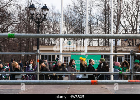 Moskau, Russland. Samstag, 18. März 2017. 25. Jubiläum St. Patrics Day Parade findet in Sokolniki Park von Moskau im Rahmen des irischen Woche 2017 Festival, März 15-26. Die Parade ist eine beliebte und fröhlich kulturelle Veranstaltung in Moskau. Die Russisch-orthodoxe Kirche (ROC) hat vor kurzem St. Patric erkannt und von nun an ROC feiert St. Patrics Tag offiziell. Zuschauer sammeln durch den Laufsteg der Parade. © Alex Bilder/Alamy Live-Nachrichten Stockfoto