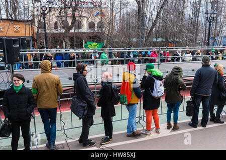 Moskau, Russland. Samstag, 18. März 2017. 25. Jubiläum St. Patrics Day Parade findet in Sokolniki Park von Moskau im Rahmen des irischen Woche 2017 Festival, März 15-26. Die Parade ist eine beliebte und fröhlich kulturelle Veranstaltung in Moskau. Die Russisch-orthodoxe Kirche (ROC) hat vor kurzem St. Patric erkannt und von nun an ROC feiert St. Patrics Tag offiziell. Zuschauer sammeln durch den Laufsteg der Parade. © Alex Bilder/Alamy Live-Nachrichten Stockfoto