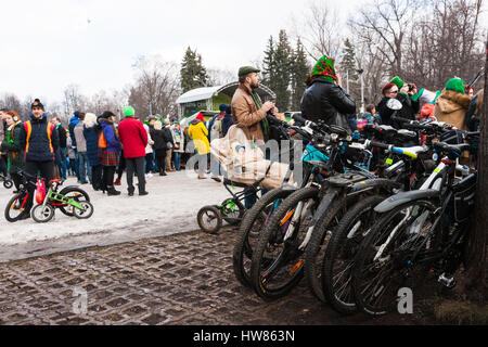 Moskau, Russland. Samstag, 18. März 2017. 25. Jubiläum St. Patrics Day Parade findet in Sokolniki Park von Moskau im Rahmen des irischen Woche 2017 Festival, März 15-26. Die Parade ist eine beliebte und fröhlich kulturelle Veranstaltung in Moskau. Die Russisch-orthodoxe Kirche (ROC) hat vor kurzem St. Patric erkannt und von nun an ROC feiert St. Patrics Tag offiziell. Fahrräder der Parade Zuschauer und Teilnehmer werden vom Baum gestapelt. © Alex Bilder/Alamy Live-Nachrichten Stockfoto