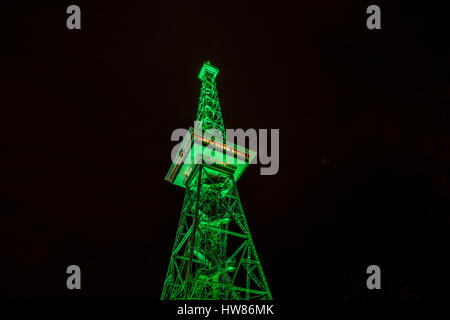 Berlin, Deutschland. 17. März 2017. Der Berliner Funkturm leuchtet grün anlässlich des irischen St. Patrick's Day in Berlin, Deutschland, 17. März 2017. Foto: Paul Zinken/Dpa/Alamy Live News Stockfoto