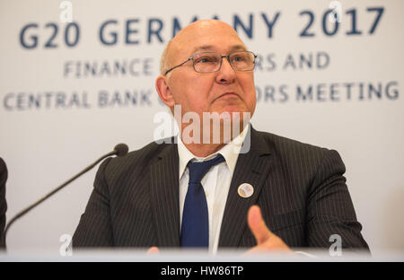 Baden-Baden, Deutschland. 18. März 2017. Der französische Minister für Finanzen Michel Sapin spricht während einer Pressekonferenz während der G20-Finanzminister Minister treffen in Baden-Baden, Deutschland, 18. März 2017. Foto: Lino Mirgeler/Dpa/Alamy Live-Nachrichten Stockfoto