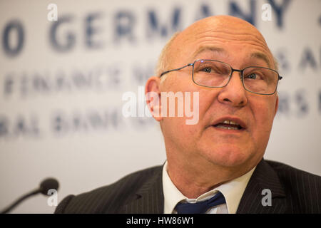 Baden-Baden, Deutschland. 18. März 2017. Der französische Minister für Finanzen Michel Sapin spricht während einer Pressekonferenz während der G20-Finanzminister Minister treffen in Baden-Baden, Deutschland, 18. März 2017. Foto: Lino Mirgeler/Dpa/Alamy Live-Nachrichten Stockfoto