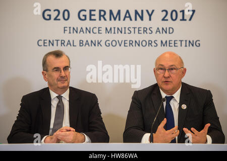 Baden-Baden, Deutschland. 18. März 2017. Der französische Finanzminister Michel Sapin (R) spricht neben dem Gouverneur der Bank von Frankreich, Francois Villeroy de Galhau bei einer Pressekonferenz während der G20-Finanzminister haben in Baden-Baden, Deutschland, 18. März 2017. Foto: Lino Mirgeler/Dpa/Alamy Live-Nachrichten Stockfoto