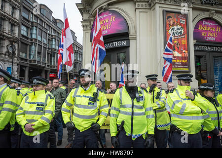 London, UK. 18. März 2017. Polizei enthalten Britain First rechtsextremen Demonstranten protestieren gegen UN International Anti-Rassismus Tag © Guy Corbishley/Alamy Live News Stockfoto