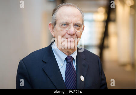 Baden-Baden, Deutschland. 18. März 2017. Die Minister der italienische Minister für Finanzen Pier Carlo Padoan während der G20-Finanzminister-treffen in Baden-Baden, Deutschland, 18. März 2017. Foto: Christoph Schmidt/Dpa/Alamy Live News Stockfoto