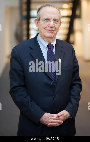 Baden-Baden, Deutschland. 18. März 2017. Die Minister der italienische Minister für Finanzen Pier Carlo Padoan während der G20-Finanzminister-treffen in Baden-Baden, Deutschland, 18. März 2017. Foto: Christoph Schmidt/Dpa/Alamy Live News Stockfoto