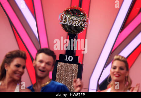 Köln, Deutschland. 18. März 2017. Den Siegerpokal von der RTL-Tanz show "Let es Dance" auf dem Coloneum in Köln, Deutschland, 18. März 2017. Foto: Rolf Vennenbernd/Dpa/Alamy Live News Stockfoto