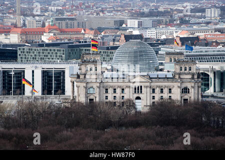 Berlin, Deutschland. 16. März 2017. Der Reichstag, fotografiert aus dem Bahn-Tower am Potsdamer Platz in Berlin, Deutschland, 16. März 2017. Foto: Bernd von Jutrczenka/Dpa/Alamy Live News Stockfoto