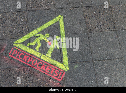 Berlin, Deutschland. 15. März 2017. Eine Graffiti-Warnung von Taschendieben auf dem Boden, fotografiert bei einer u-Bahnstation in Berlin, Deutschland, 15. März 2017. Foto: Sebstian Gollnow/Dpa/Alamy Live News Stockfoto