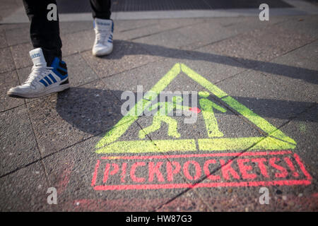 Berlin, Deutschland. 15. März 2017. Eine Graffiti-Warnung von Taschendieben auf dem Boden, fotografiert bei einer u-Bahnstation in Berlin, Deutschland, 15. März 2017. Foto: Sebstian Gollnow/Dpa/Alamy Live News Stockfoto