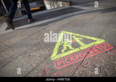 Berlin, Deutschland. 15. März 2017. Eine Graffiti-Warnung von Taschendieben auf dem Boden, fotografiert bei einer u-Bahnstation in Berlin, Deutschland, 15. März 2017. Foto: Sebstian Gollnow/Dpa/Alamy Live News Stockfoto