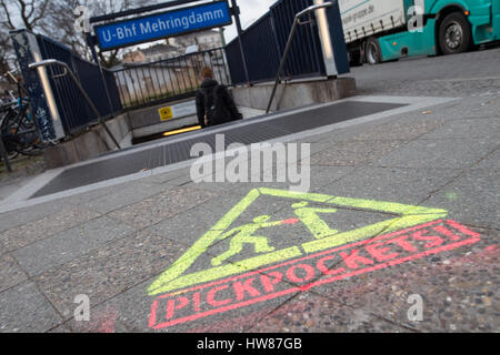 Berlin, Deutschland. 15. März 2017. Eine Graffiti-Warnung von Taschendieben auf dem Boden, fotografiert bei einer u-Bahnstation in Berlin, Deutschland, 15. März 2017. Foto: Sebstian Gollnow/Dpa/Alamy Live News Stockfoto