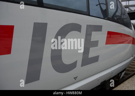 Berlin, Gemrany. 7. März 2017. Die ICE-Logo, fotografiert während des Telefonats Presse der Deutschen Bahn (DB) auf den ersten modernisierten Inter City Express 3 high-Speed-Zug in Berlin, Gemrany, 7. März 2017. Foto: Paul Zinken/Dpa/Alamy Live News Stockfoto