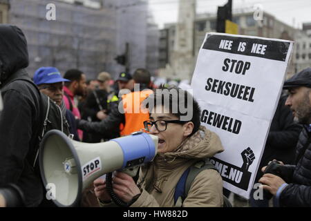 Amsterdam, Niederlande. 18. März 2017. Ein Aktivisten ruft Parolen durch ein Megaphon. Rund 2.000 Menschen marschierten durch Amsterdam, gegen Rassismus und Diskriminierung zu protestieren. Der Protest war Teil einer europäischen breite Tag des Protests gegen die EU Türkei Flüchtling Deal und der internationale Tag für die Beseitigung der Rassendiskriminierung (21.) (März). Foto: Cronos/Michael Debets Credit: Cronos Foto/Alamy Live-Nachrichten Stockfoto