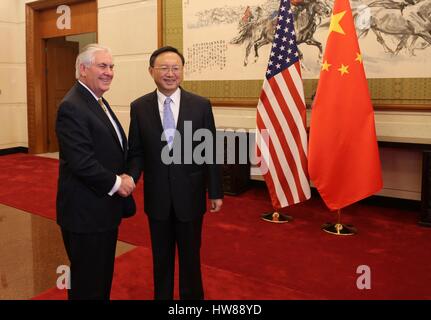 Peking, China. 18. März 2017. US Secretary Of State Rex Tillerson wird vom chinesischen Staat Hofrat Yang Jiechi im Diaoyutai State Guest House in Peking, China 18. März 2017 begrüßt. Tillerson ist auf seiner ersten Reise nach Asien als Secretary Of State. Bildnachweis: Planetpix/Alamy Live-Nachrichten Stockfoto