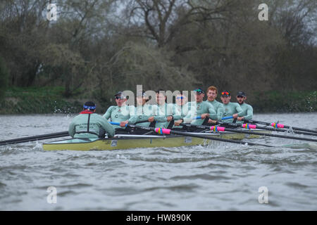 Putney, London, UK. 18. März 2017. Boat Race Befestigung zwischen Cambridge University V italienische internationale Besatzung als Vorbereitung für die bevorstehende Oxford V Cambridge Boat Race. Kredit: Claire Doherty/Alamy Live News Stockfoto