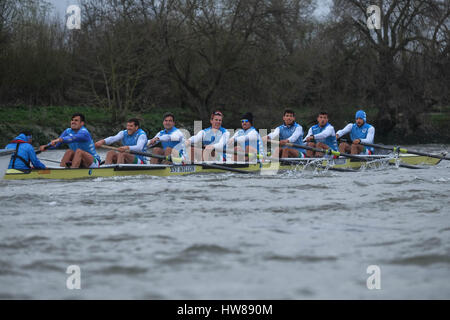 Putney, London, UK. 18. März 2017. Boat Race Befestigung zwischen Cambridge University V italienische internationale Besatzung als Vorbereitung für die bevorstehende Oxford V Cambridge Boat Race. Kredit: Claire Doherty/Alamy Live News Stockfoto