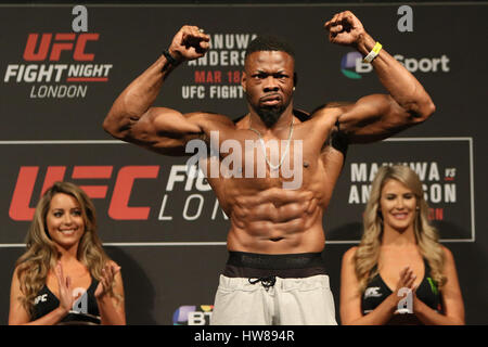 Brett Johnsweighs in an 136 bei UFC London: wiegen Gasthöfe in der O2 Arena, London, England. 17. März 2017 Stockfoto