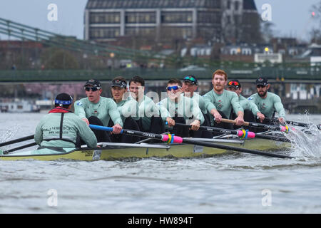 Putney, London, UK. 18. März 2017. Boat Race Befestigung zwischen Cambridge University V italienische internationale Besatzung als Vorbereitung für die bevorstehende Oxford V Cambridge Boat Race. Kredit: Claire Doherty/Alamy Live News Stockfoto