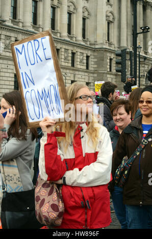 London, UK, 18. März 2017 Demonstranten am Platz gegenüber der Houses of Parliament für UN-Antirassismus-Kundgebung vor dem Parlament versammelt. Bildnachweis: JOHNNY ARMSTEAD/Alamy Live-Nachrichten Stockfoto